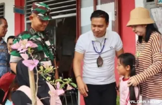 Bupati Kepualaun Mentawai, Rinto Wardana didampingi Dandim 0319/Mentawai, Letkol Inf Restu Petrus Simbolon saat mengunjungi SD Negeri 13 Muara Siberut, Sabtu. (humas)