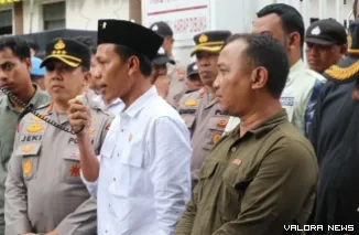 Anggota Fraksi PDI Perjuangan DPRD Riau, Andi Darma Taufik menerima aspirasi mahasiswa dari elemen BEM se-Riau di halaman depan kantor DPRD Riau, Rabu. (humas)