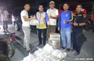 Personel Dinsos Pekanbaru bagikan nasi ramas bagi korban banjir yang melanda 6 kecamatan di Kota Pekanbaru, Senin malam. (humas)