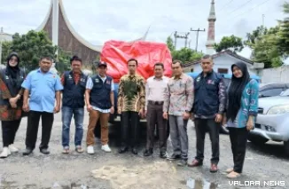 Tim Dinsos Sumbar, antarkan bantuan bagi korban banjir di Nagari Pelangai Gadang, Kabupaten Pesisir Selatan, Kamis. (humss)