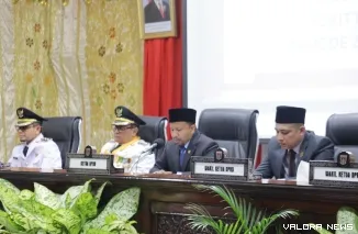 Ketua DPRD Bukittinggi, Syaiful Efendi memimpin rapat paripurna dengan agenda penyambutan kepala daerah hasil pemilihan serentak 2024, dalama rapat paripurna, Senin. (humas)
