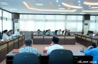 Koordinator Tim Pakar DPRD Sumbar, HM Nurnas diskusi dengan pimpinan dan anggota DPRD Dharmasraya tentang Inpres No 1 Tahun 2025 di ruang khusus 1, Jumat. (humas)