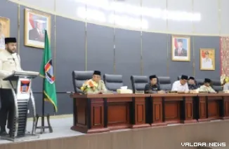 Wali Kota Padang, Fadly Amran sampaikan nota pengantar LKPj Tahun 2024 dalam rapat paripurna yang dipimpin Ketua DPRD Padang, Muharlion, Senin. (humas)