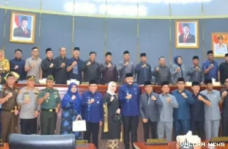 Ketua DPRD Padang, Muharlion bersama Fadly Amran-Maigus Nasir serta anggota dewan lainnya, foto bersama usai rapat paripurna pidato sambutan, Senin. (humas)