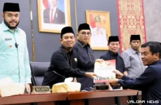 Ketua DPRD Padang, Muharlion menerima laporan panitia khusus (Pansus) pembahasan LKPj Wali Kota Padang Tahun 2024, pada rapat paripurna, Kamis. (humas)
