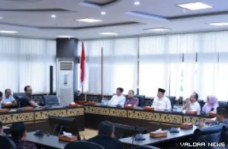 Plt Sekretaris DPRD Sumatera Barat, Maifrizon berdiskusi tentang Prolegda dengan Pimpinan, Panitia Khusus (Pansus) dan Gabungan Komisi DPRD Solok Selatan, di ruang khusus 1, Jumat. (humas)