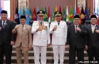 Ketua DPRD Sumbar, Muhidi dan unsur pimpinan lainnya, foto bersama dengan Mahyeldi-Vasko Ruseimy (gubernur dan wakil gubernur) serta Forkopimda, usai rapat paripurna, Senin. (humas)