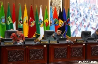 Ketua DPRD Sumbar, Muhidi didampingi Gubernur Sumbar, Mahyeldi pada pembukaan rapat paripurna tentang LKPj Tahun 2024, Kamis. (humas)