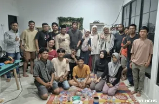 Pengurus Forum Batajau Seni Piaman dan Aliansi Sintoga, foto bersam usai pertemuan dalam rangka menyukseskan Festival Juadah setelah lebaran tahun 2025, Selasa malam. (istimewa)