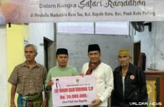 Wakil Ketua DPRD Sumbar, Evi Yandri secara simbolis serahkan bantuan hibah Pemprov Sumbar pada kegiatan Subuh Mubarakah di Mushala Muthohirin Koto Tuo, Kelurahan Kapalo Koto, Kecamatan Pauh, Senin pagi. (humas)