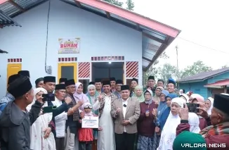 Bupati Agam, Benni Warlis dan staf, pimpin proses serah terima hasil rehab RTLH warga Jorong Koto Tinggi, Kecamatan Baso, Ahad. Rumah ini direhab melalui gagasan FKGSB ABC. (humas)
