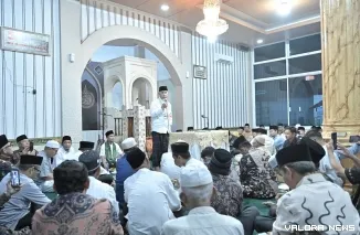 Gubernur Sumbar, Mahyeldi serahkan bantuan hibah pada pengurus Masjid Taqwa Lubuk Basung, saat kunjungan Tim Safari Ramadhan (TSR) Provinsi Sumbar ke Kabupaten Agam, Ahad. (humas)
