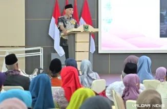 Gubernur Sumbar, Mahyeldi memberikan sambutan pada kegiatan buka bersama dengan Kerukunan Keluarga Luak Agam (KKLA) di Auditorium Istana Gubernuran, Jumat. (humas)