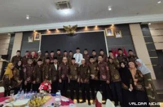 Gubernur Sumbar, Mahyeldi foto bersama dengan pengurus dan anggota DHD 45 usai kegiatan buka bersama di auditorium gubernuran, Ahad. (humas)