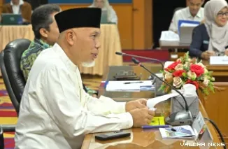 Gubernur Sumbar, Mahyeldi pimpin rapat pembahasan penerapan Elektronifikasi Transaksi Pemerintah Daerah (ETPD) di provinsi dan kabupaten/kota, di Kantor Perwakilan Bank Indonesia (BI) Sumbar, Rabu. (humas)