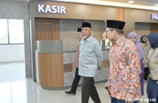Gubernur Sumbar, Mahyeldi didampingi Direktur PT Muda Medika Mandiri, dr Heksan melihat-lihat fasilitas di gedung baru RS Padang Eye Center, usai peresmian, Sabtu. (humas)