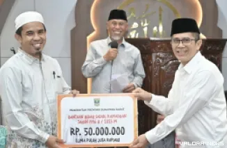 Gubernur Sumbar, Mahyeldi saksikan penyerahan hibah untuk Masjid Al Manadaniy pada kegiatan Safari Ramadhan di Kota Padang, Sabtu malam. (humas)