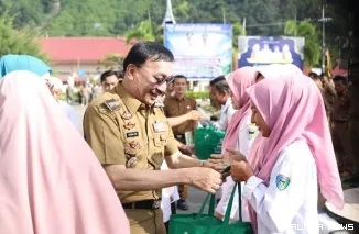 Bupati Hendrajoni menyerahkan 250 paket lebaran Idul Fitri, kepada pegawai honorer non-database, di Painan, Senin (24/3/2025). FOTO: Dok Prokopim Pemkab Pessel
