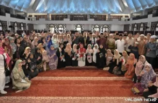 Gubernur Sumbar, Mahyeldi bersama ulama asal Palestina, Syekh DR Ali Muhammad Al-Jayusi foto bersama dengan peserta Pelatihan Menghafal al Quran Metode Khas Gaza di Masjid Raya Sumbar, Sabtu. (humas)