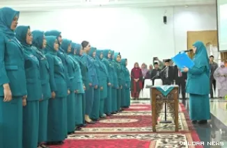 Ketua TP PKK Sumbar, Harneli Bahar melantik ketua di 17 kabupaten/kota di Sumbar, di auditorium gubernuran, Kamis. (humas)