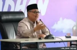 Ketua DPRD Sumbar, Muhidi saat memberikan tausiyah Ramadhan dihadapan direksi dan karyawan/karyawati Bank Nagari di Kantor Pusat Bank Nagari, Rabu. (humas)