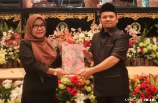 Wakil Ketua DPRD Riau, Ahmad Tarmizi menyerahkan rekomendasi Bapemperda terhadap Ranperda Pemajuan Kebudayaan Melayu Riau pada Asisten III Setdaprov Riau, Elly Wardhani pada rapat paripurna, Kamis. (humas)