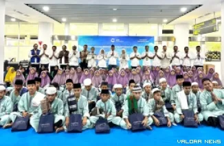 General Manager BIM, Dony Subardono berserta karyawan, foto bersama dengan anak yatim usai kegiatan buka puasa bersama di pelataran terminal BIM, Jumat. (humas)
