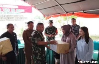 Irdam BB, Brigjen TNI Josafat M Robert Duka menyerahkan bantuan makanan bergizi pada nasyarakat khususnya ibu hamil dan balita saat meninjau pelaksanaan program TMMD ke-123 Mentawai, baru-baru ini. (humas)