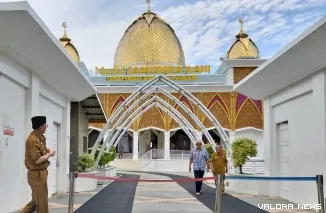 Bupati Hendrajoni (pakai peci) melakukan kunjungan lapangan ke Masjid Terapung Samudera Ilahi di Pantai Carocok Painan, Selasa (11/3/2025). FOTO: tusrisep