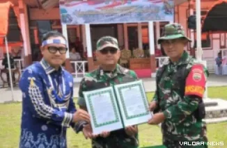 Kasiter Korem 032/WBr, Kolonel (Inf) Indra Padang menyerahkan berita acara penyerahan hasil pekerjaan TMMD ke-123 Tahun 2025 pada Bupati Mentawai, Rindo Wardana didampingi Dandim 0319 Mentawai, di halaman kantor bupati, Kamis. (humas)