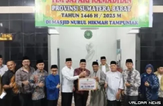 Ketua DPRD Sumbar, Muhidi dan rombongan Safari Ramadhan Pemprov Sumbar, foto bersama dengan pengurus Masjid Nurul Hikmah Tampuniak, Bupati Pasaman, Sabar AS, Sabtu malam. (humas)