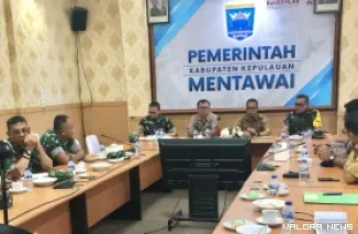 Asisten Perekonomian dan Pembangunan  Mentawai, Lahmuddin dan jajaran, sambut rombongan Ketua Tim Pengawasan dan Evaluasi TMMD ke-123, Kolonel Tejo Widhuro di Kantor Bupati Kepulauan Mentawai, Selasa. (humas)