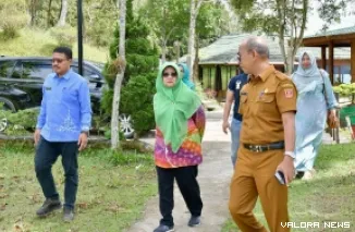 Ketua TP-PKK Agam, Merry Benni Warlis didampingi Dedi Asmar (Kepala Disparpora) kunjungi Lawang Park di Kecamatan Matur, Senin. (humas)
