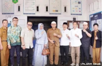 Ketua Komisi I DPRD Sumbar, Syawal dan rombongan, foto bersama dengan Ampera Salim (Kadis Kominfo Padang Panjang) dan jajaran, usai peninjauan implementasi SPBE, Selasa. (humas)
