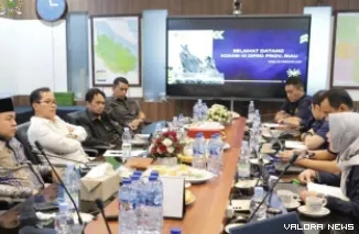 Ketua Komisi III DPRD Riau, Edi Basri dan anggota lainnya, dialog dengan Direktur Dana dan Jasa BRK Syariah, MA Suharto beserta jajaran di Menara Dang Merdu BRK Syariah, Rabu. (humas)