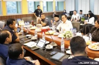 Ketua Komisi III DPRD Riau, Edi Busri dan jajaran, dialog dengan Kepala Kanwil DJP Riau, Ardianto Basuki di kantor DJP Riau, Rabu. (humas)