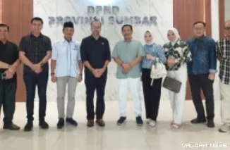 Plt Sekwan Sumbar, Maifrizon (tengah) foto bersama dengan rombongan Komisi IV DPRD Bengkulu yang pelajari pola penganggaran kesiapsiagaana bencana, Jumat. (humas)