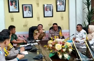 Bupati Hendrajoni didampingi Kapolres Pessel, saat menggelar jumpa wartawan, terkait kesiapan Pemkab, dalam menyambut Pemudik, dan wisatawan, yang berkunjung ke Pesisir Selatan, pada libur lebaran 2025, di Painan, Rabu (26/3/2025). FOTO: tusrisep