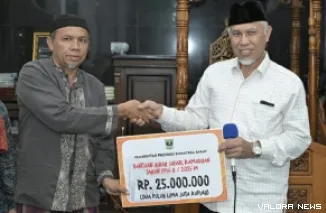 Gubernur Sumbar, Mahyeldi serahkan bantuan hibah senilai Rp25 juta untuk Masjid Nurul Ikhlas, Jorong Simpang Ampek Kavlingan, Nagari Jambak Lingkuang Aua, Kecamatan Pasaman, Kamis malam. (humas)