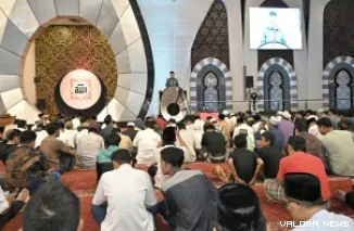 Gubernur Sumbar, Mahyeldi jadi penceramah Ramadhan di Masjid Raya Syekh Ahmad Khatib Al-Minangkabawi, Jumat. (humas)
