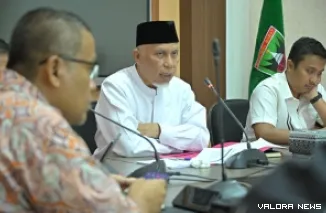 Gubernur Sumbar, Mahyeldi didampingi Vasko Ruseimy (Wagub) memimpin rapat pembahasan kebijakan efisiensi anggaran pada tahun 2025 ini di ruang rapat gubernuran, Sabtu. (humas)