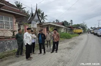 Gubernur Sumbar, Mahyeldi didampingi bupati dan wakil bupati Limapuluh Kota serta jajaran, meninjau pengerjaan perbaikan ruas jalan Payakumbuh-Sitingkai di Kenagarian Labuah Gunuang, Kabupaten Limapuluh Kota, Jumat.  (humas)