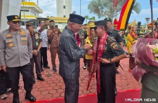 Gubernur Sumbar, Mahyeldi kalungkan songket syal pada Brigjen TNI Mahfud yang mengemban tugas sebagai Danrem 032/WBR yang baru, Selasa. (humas)
