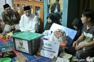 Gubernur Sumbar, Mahyeldi serahkan secara simbolis bantuan bedah rumah untuk keluarga Rio Tri Putra di Jorong Pinang Balirik, Nagari Pakan Rabaa, Kecamatan Koto Parik Gadang Diateh (KPGD), Rabu. (humas)