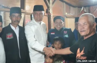 Gubernur Sumbar, Mahyeldi santap sahur bersama keluarga Nuraniah di Nagari Taratak Tangah, Kecamatan Lembah Gumanti, Senin pagi. (humas)