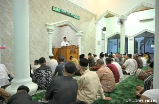 Gubernur Sumbar, Mahyeldi serahkan secara simbolis bantuan hibah saat safari Ramadhan di Masjid Al Muhajirin, Kompleks Wisma Indah III, Parupuk Tabing, Kota Padang, Sabtu malam. (humas)