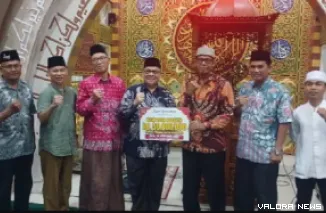 Ketua DPRD Sumbar, Muhidi foto bersama dengan pengurus Masji Darusalam di Jl Kolam Indah Raya No 1, Mata Air, Kecamatan Padang Selatan, usai penyerahan hibah sebesar Rp50 juta, Senin malam. (humas)