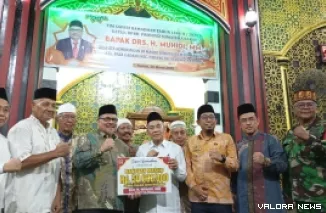 Ketua DPRD Sumbar, Muhidi serahkan bantuan hibah pada pengurus Masjid Darussalam Pemancungan, Kelurahan Pasa Gadang, Kecamatan Padang Selatan, Padang, Kamis. (humas)