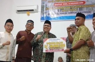 Ketua DPRD Sumatera Barat, Muhidi serahkan bantuan hibah dari Pemprov Sumbar sebesar Rp50 Juta pada pengurus Masjid Al Hidayah, Kompleks PJKA, Kelurahan Sawahan, Kecamatan Padang Timur, Selasa. (humas)
