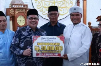 Ketua DPRD Sumatera Barat, Muhidi menyerahkan secara simbolis bantuan hibah pemprov Sumbar pada  pengurus Mesjid Al Muhajirin, Perumahan Nuansa Indah III, Kelurahan KPIK, Kecamatan Koto Tangah, Kota Padang, Ahad. (humas)